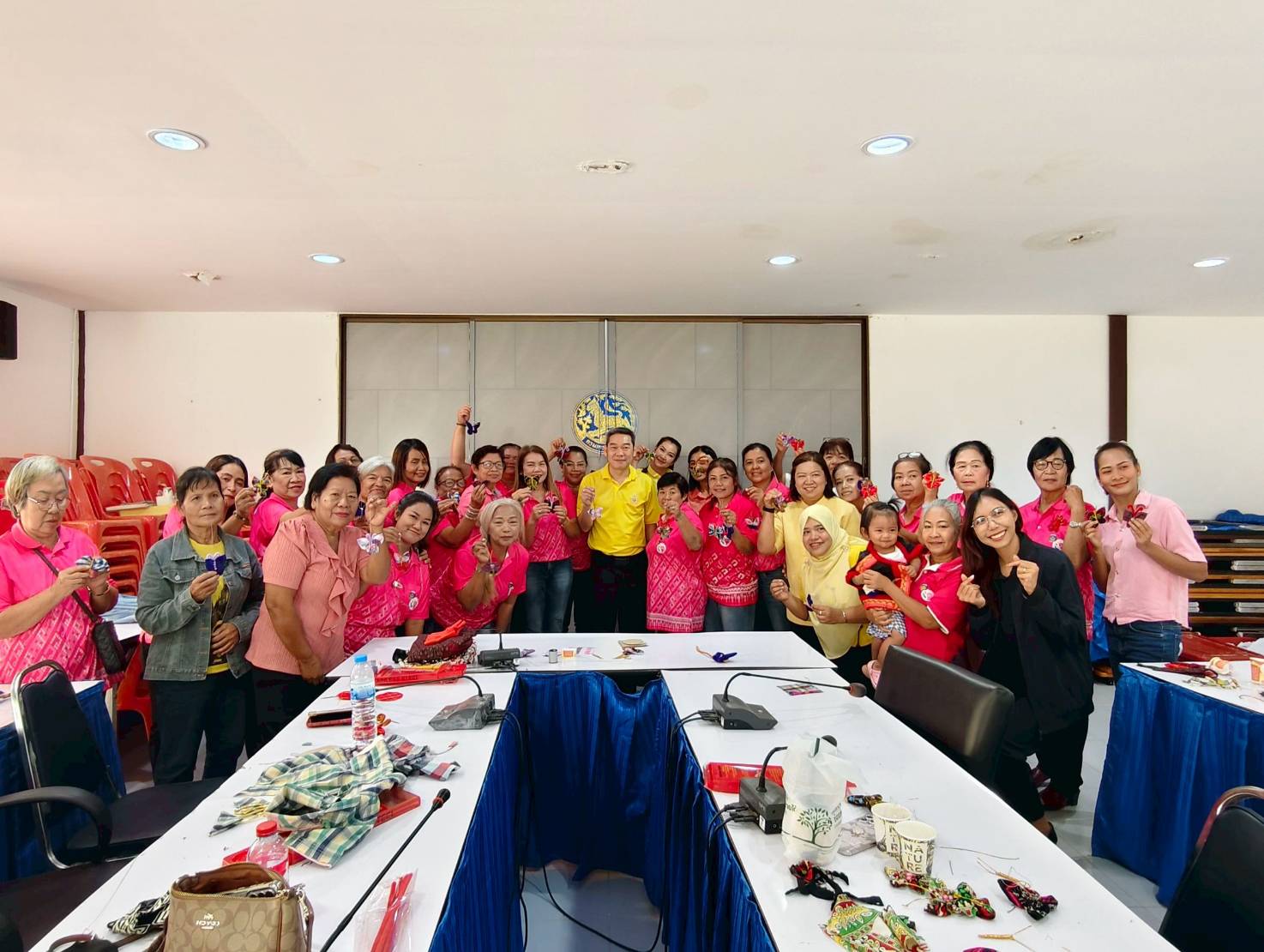 ประดิษฐ์ผีเสื้อจากผ้าไทยประจำถิ่นเพื่อสนับสนุนการออกร้านงานกาชาดของสมาคมแม่บ้านมหาดไทย ประจำปี 2568